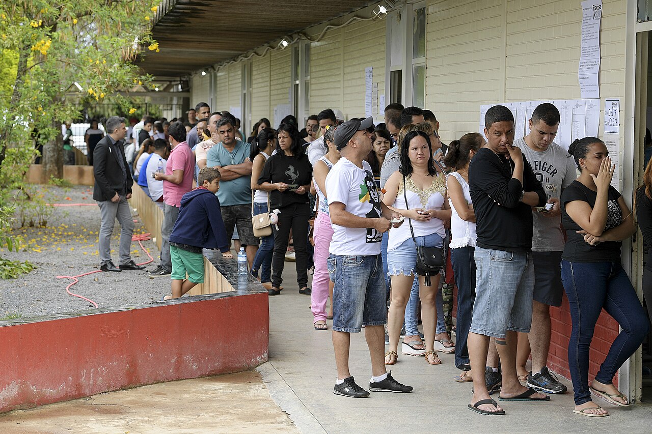 Movimento de eleitores em local de votação