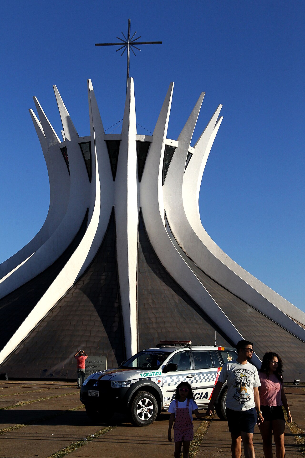 Policiais militares em patrulhamento diante da Catedral de Brasília