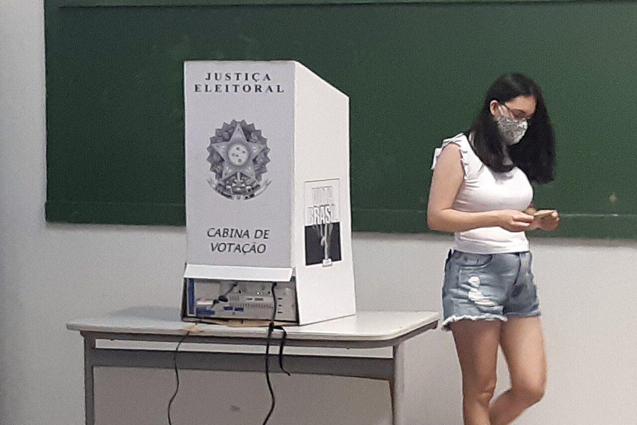 Eleitora deixa a cabine de votação em seção eleitoral no Ceará