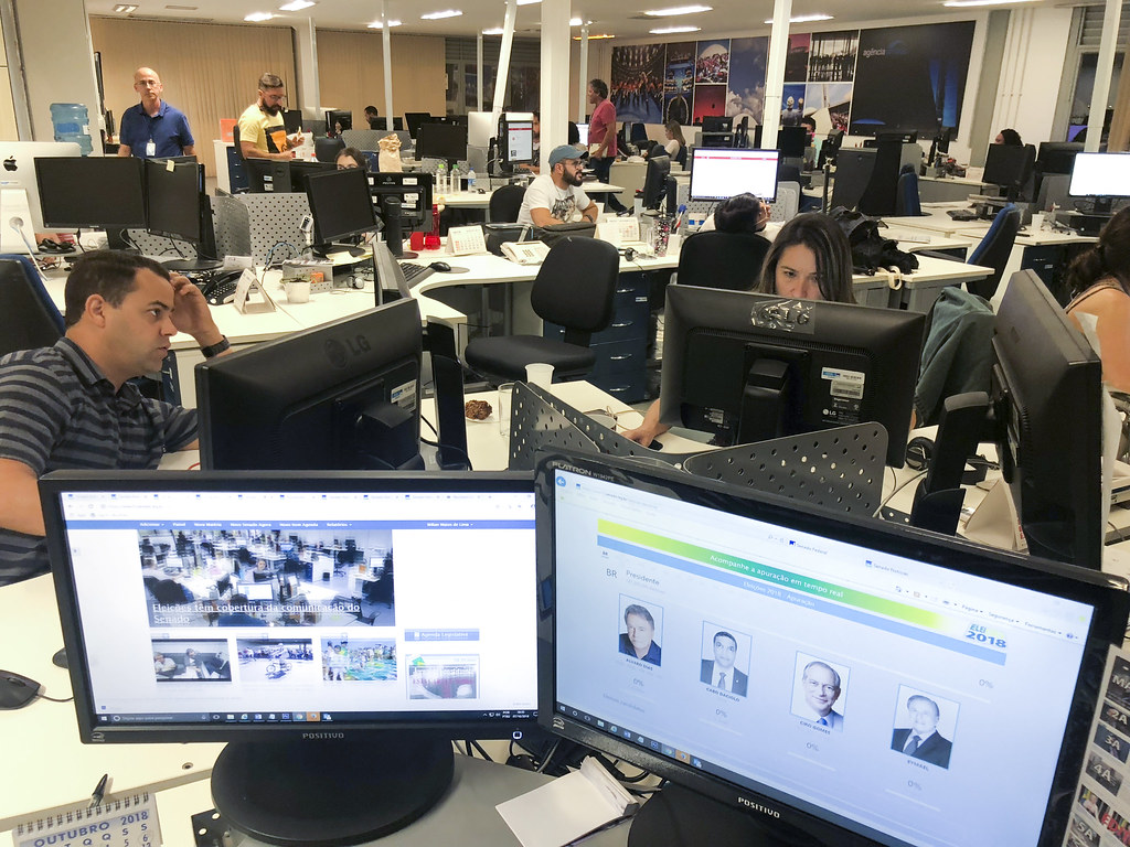 Jornalistas trabalham na cobertura das eleições na Agência Senado