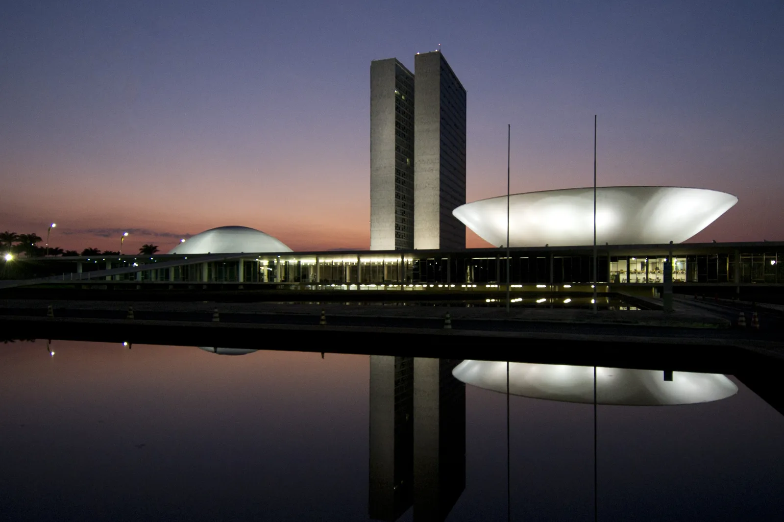 Vista do Congresso Nacional ao amanhecer. Imagem institucional de arquivo, sem relação com um caso individual de aposentadoria.