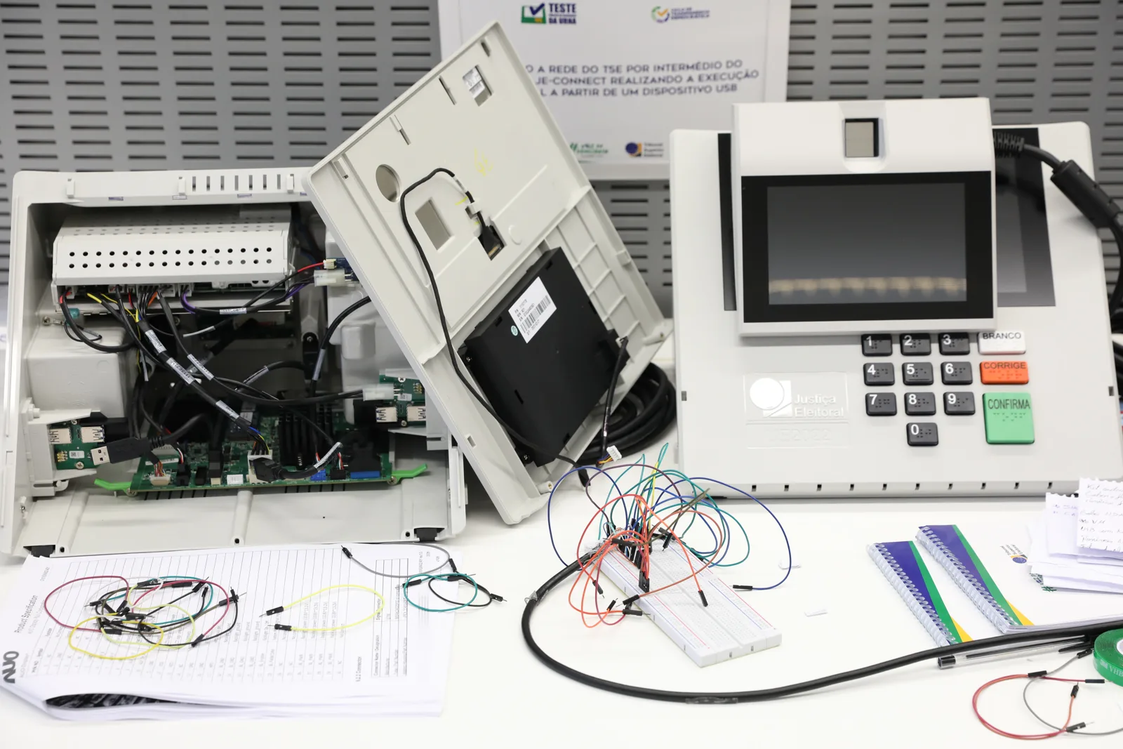 Componentes internos de uma urna eletrônica expostos para demonstração.
