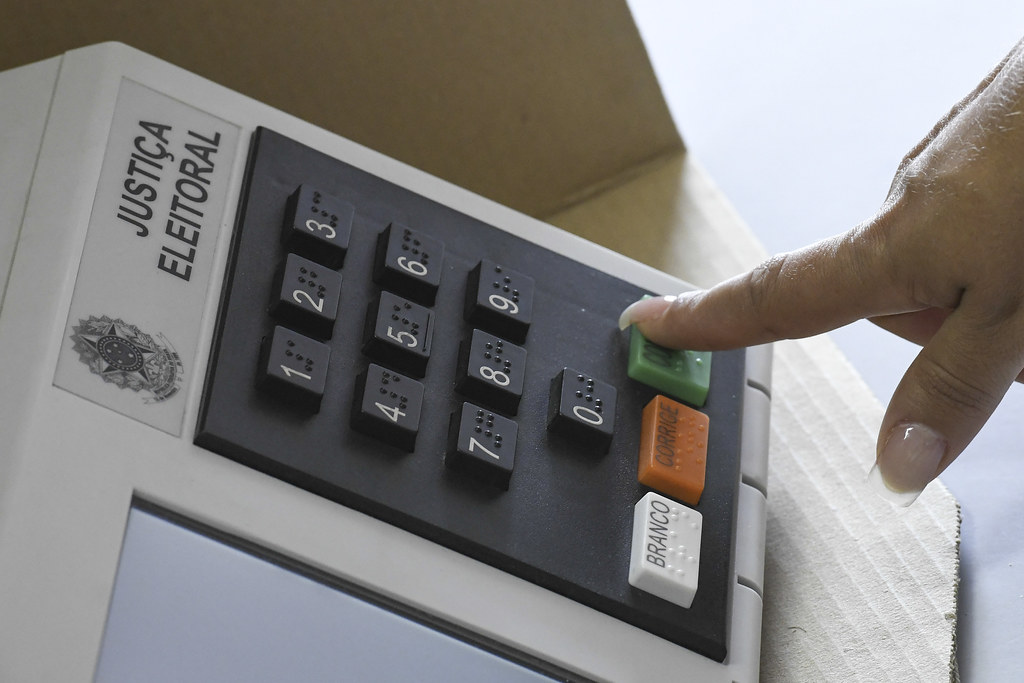 Eleitor confirma seu voto em urna eletrônica, em seção de Taguatinga (DF), em 2018
