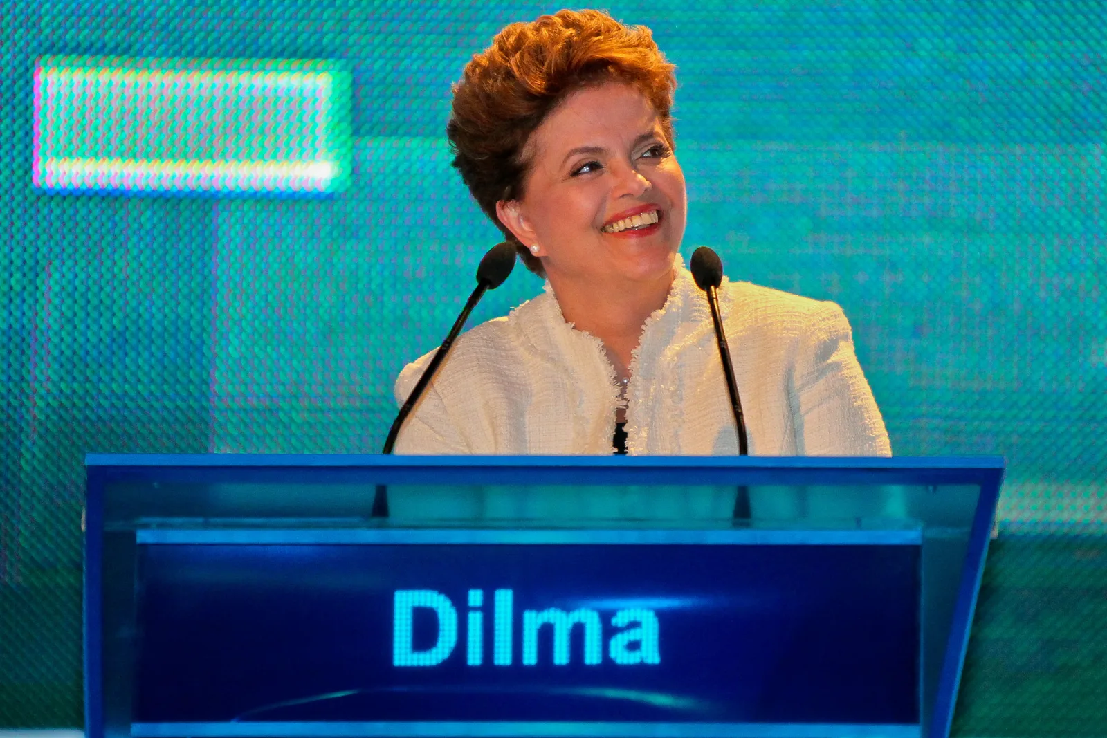 Candidata à Presidência participa de debate ao púlpito durante transmissão pela TV Bandeirantes em 2010.
