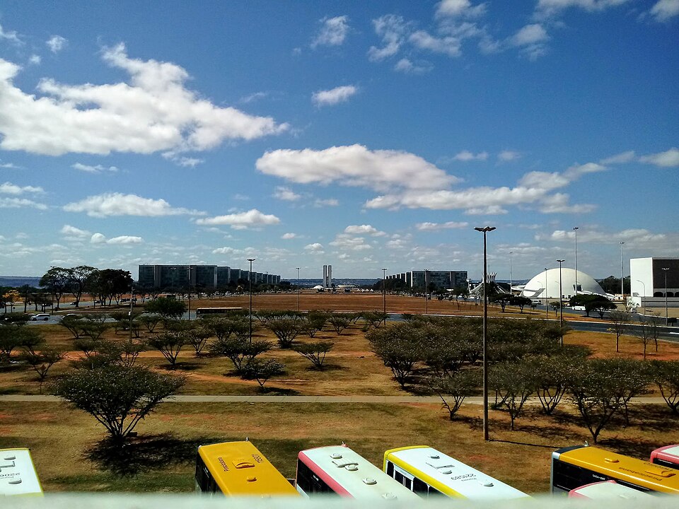 Esplanada dos Ministérios vista da Rodoviária do Plano Piloto, com ônibus em primeiro plano