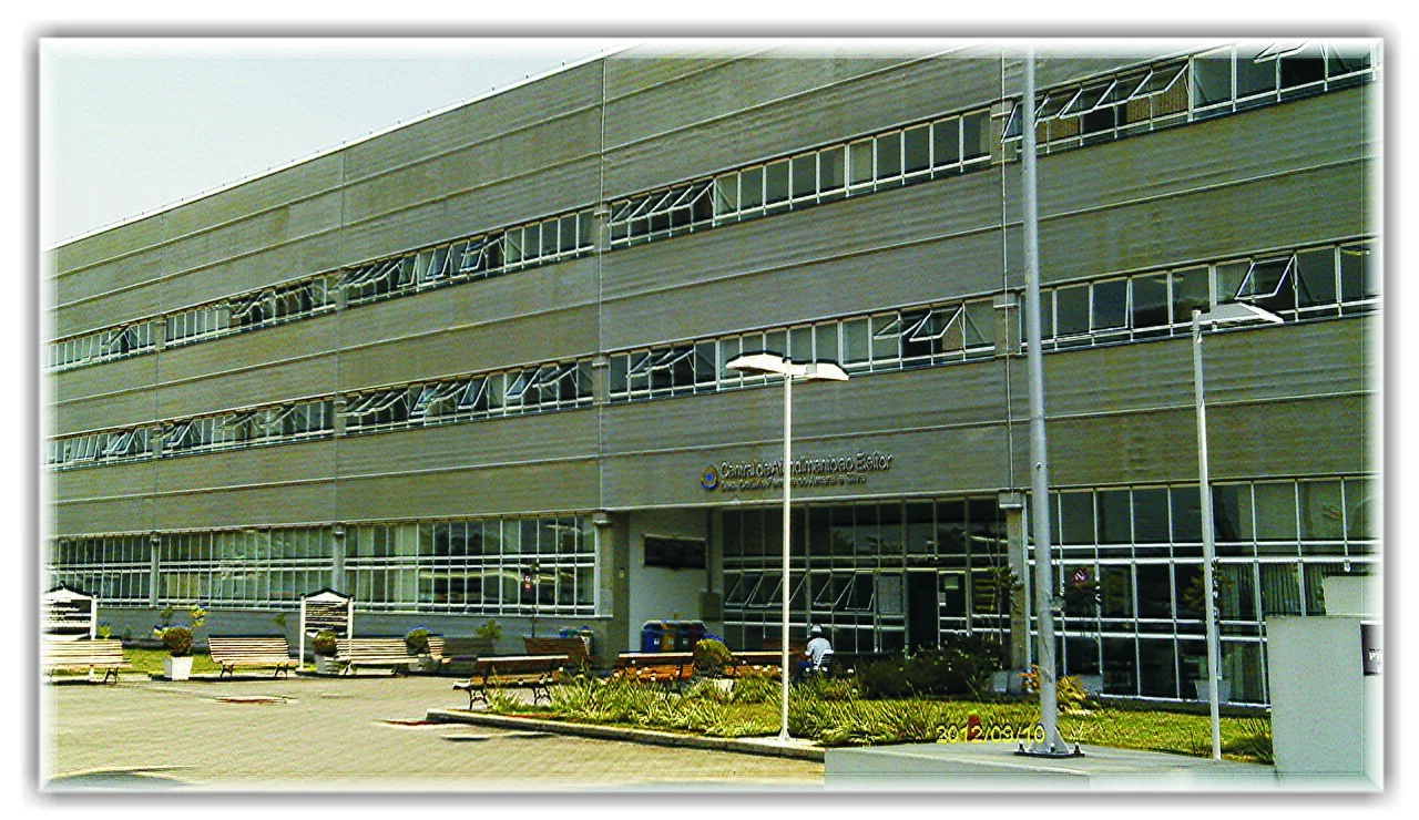 TRIBUNAL REGIONAL ELEITORAL (T.R.E.), Rua João Parolin, Curitiba, Paraná, Brasil by Nivaldo Cit Filho - panoramio. Foto de arquivo (2012). Registro de contexto, não do acontecimento atual.