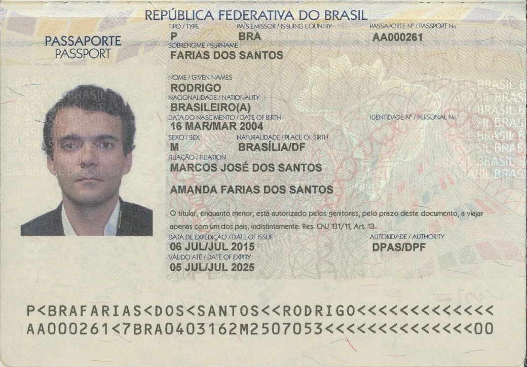 Página de dados de um passaporte brasileiro, com fotografia e campos de identificação do titular.