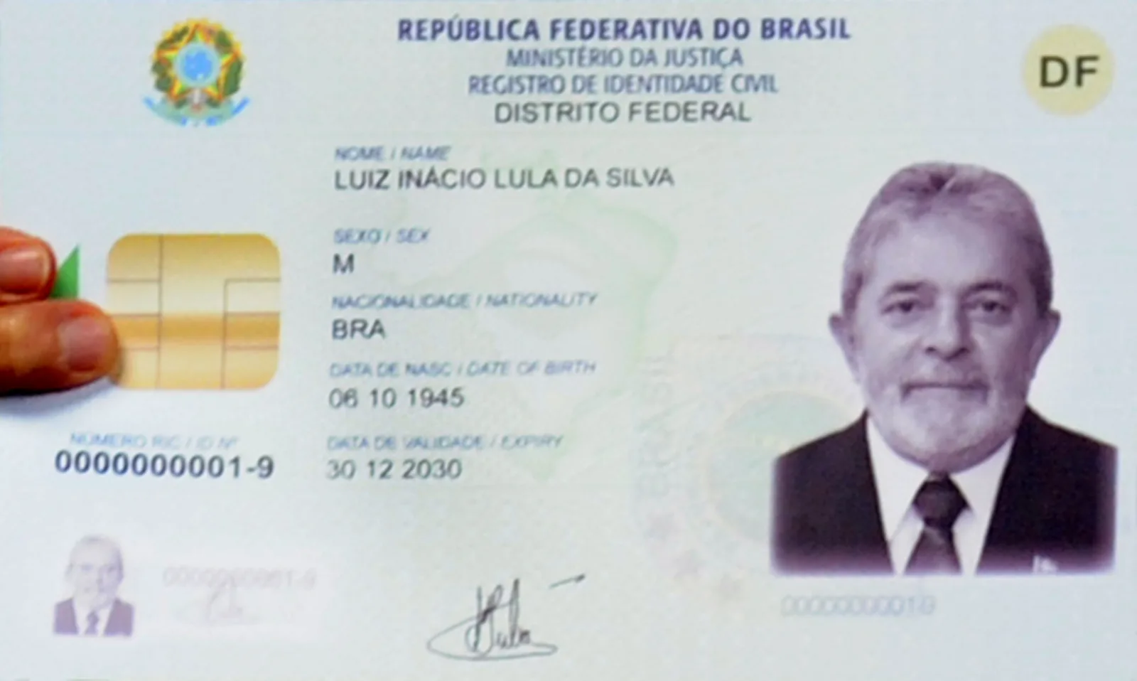 Modelo de carteira de identidade (RG) brasileira, documento oficial com fotografia.