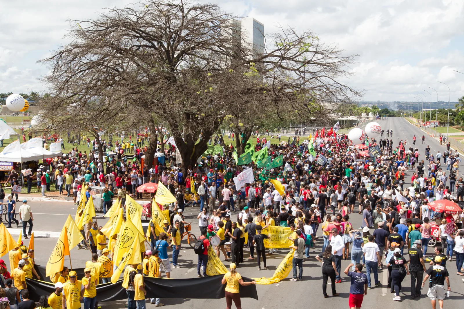 Manifestantes reunidos em ato de greve geral em Brasília, em 28 de abril de 2017.
