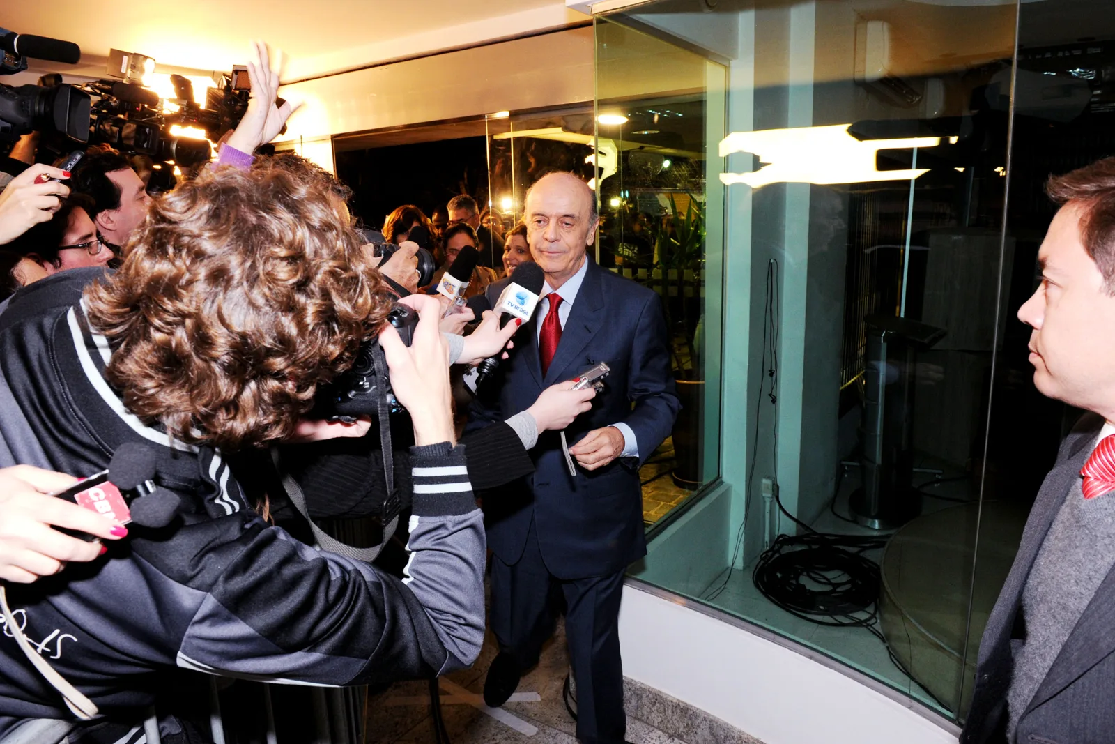 Candidato à Presidência fala ao microfone durante debate transmitido pela TV Bandeirantes em 2010.