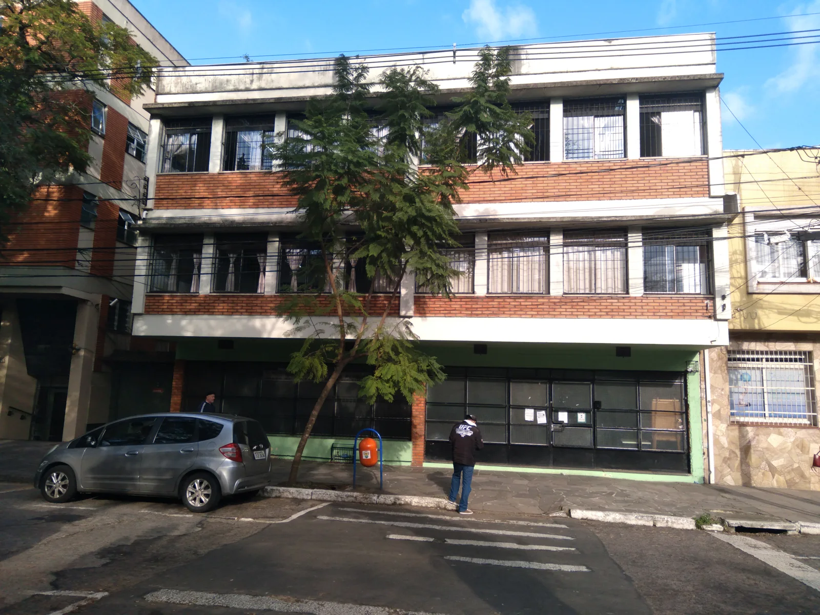 Fachada da Escola Estadual Professora Dinah Néri Pereira em Porto Alegre