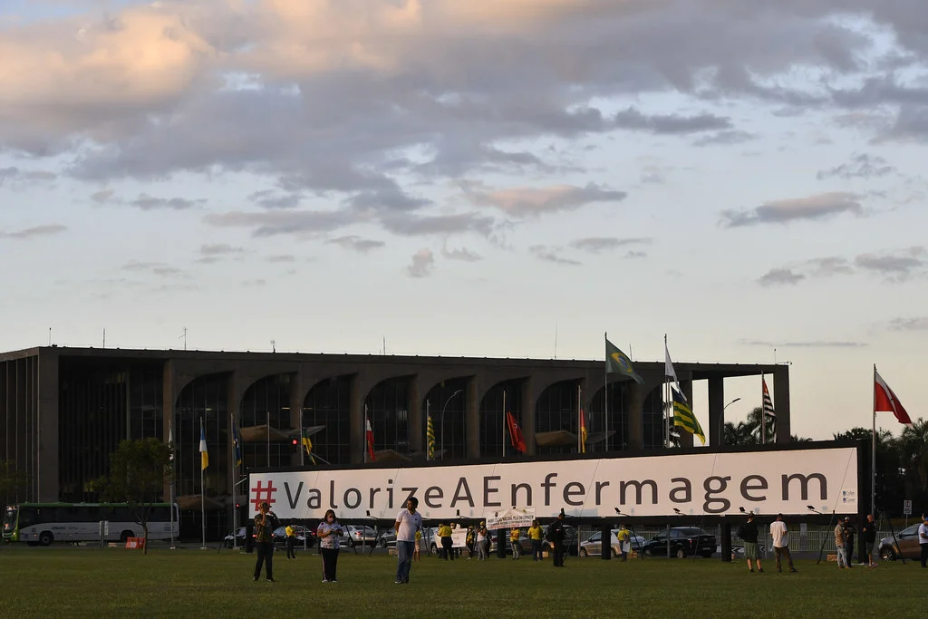 Homenagem à enfermagem diante do Congresso, em 2021. Imagem de arquivo; os números do banner não são estatística atual desta matéria.