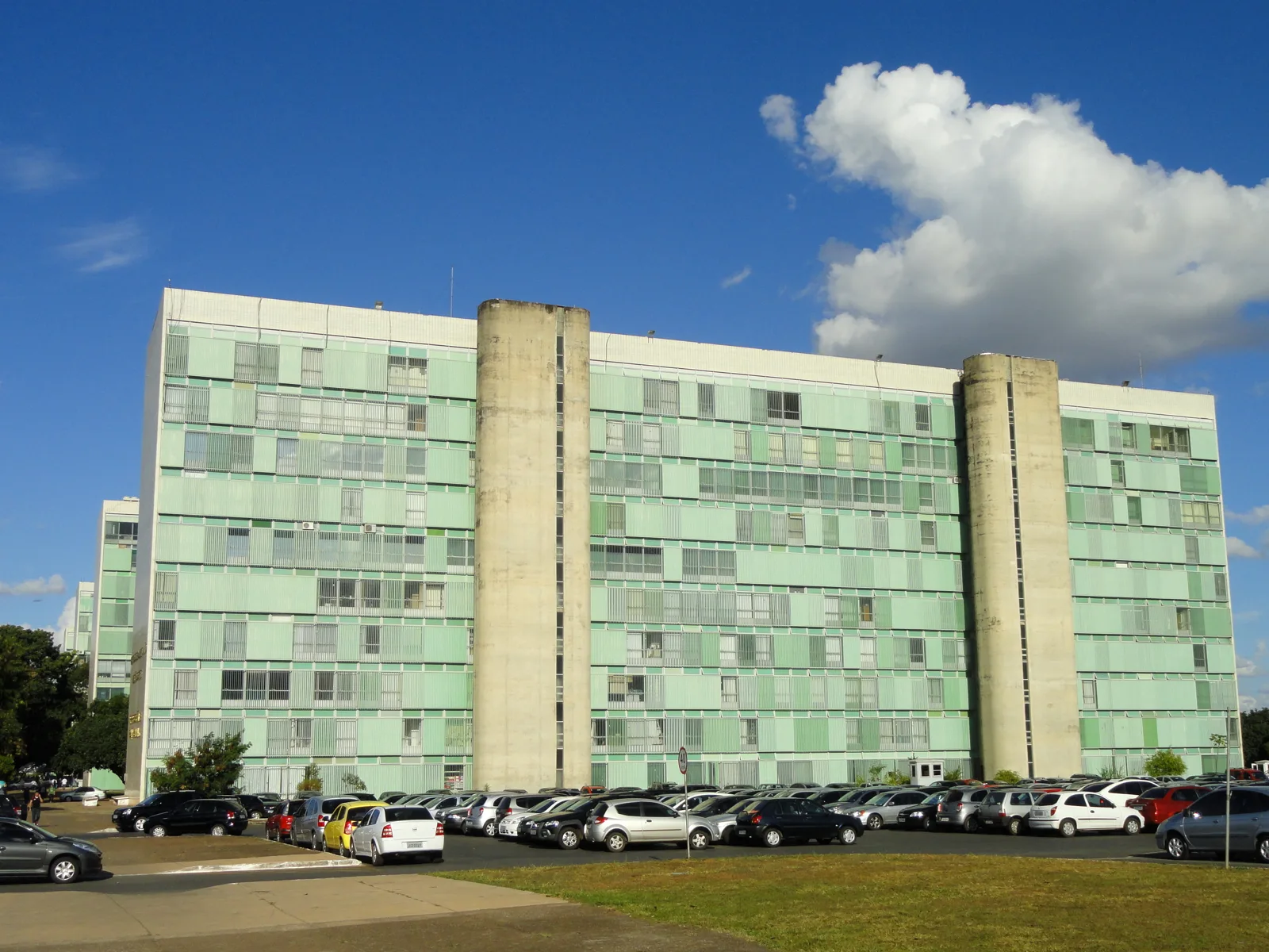 Vista da Esplanada dos Ministérios, em Brasília, com prédios de órgãos federais ao longo da via.