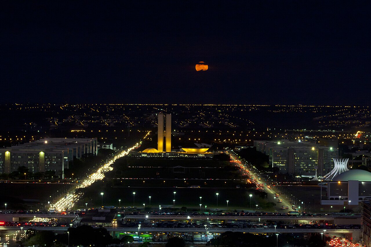Esplanada dos Ministérios iluminada à noite