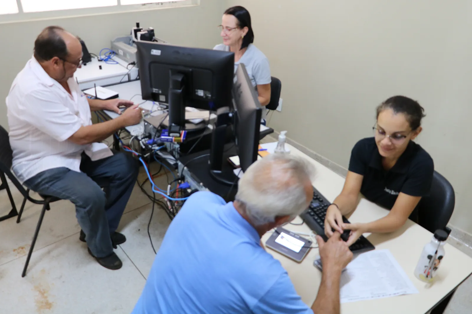 Unidade de saúde usada como ponto de cadastramento biométrico eleitoral em Votuporanga (SP).