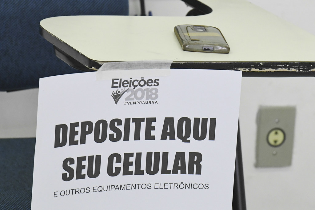 Aviso orienta a deixar o celular fora da cabine de votação