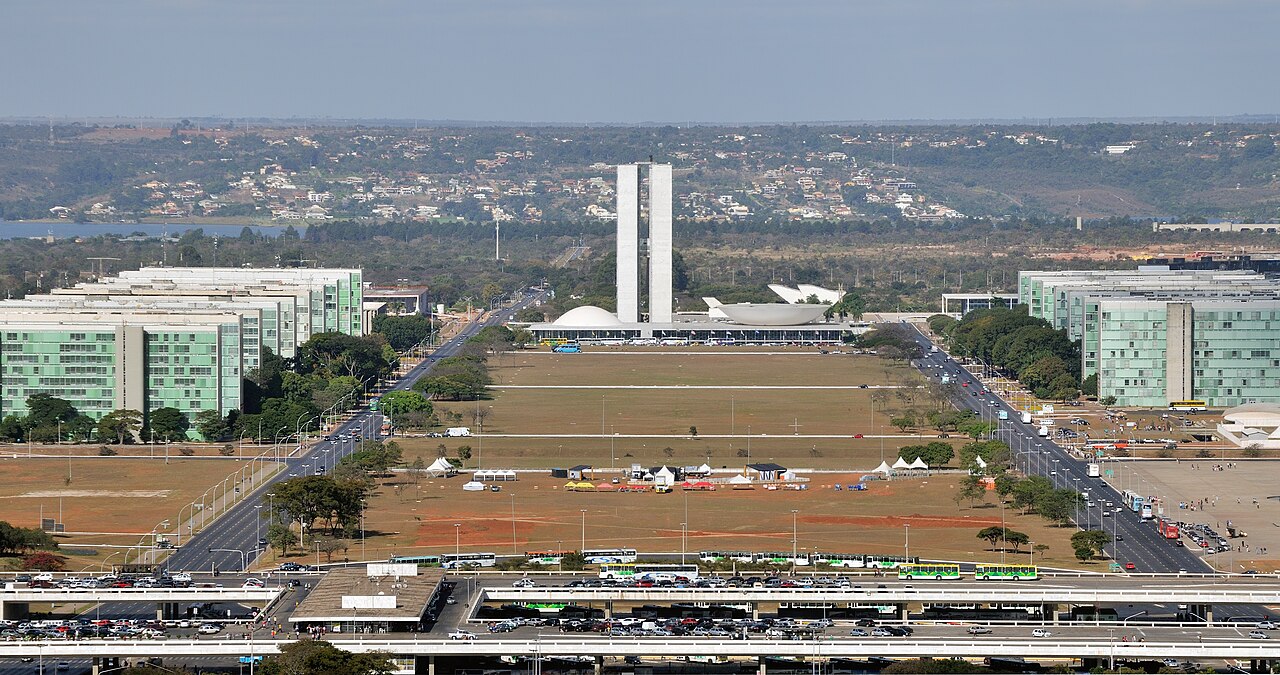 Vista do Eixo Monumental a partir da Torre de TV: Congresso Nacional ao fundo e edifícios dos ministérios nas laterais