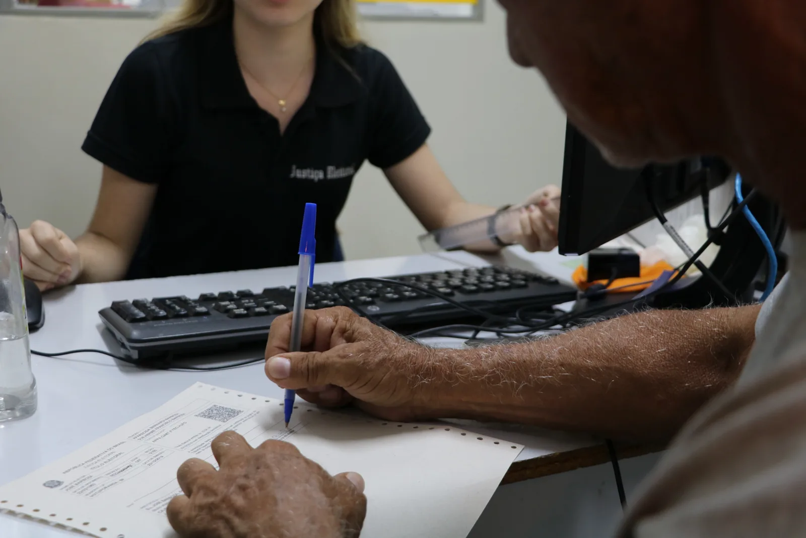 Mesa de atendimento com computador para cadastramento biométrico eleitoral na Prefeitura de Votuporanga (SP).