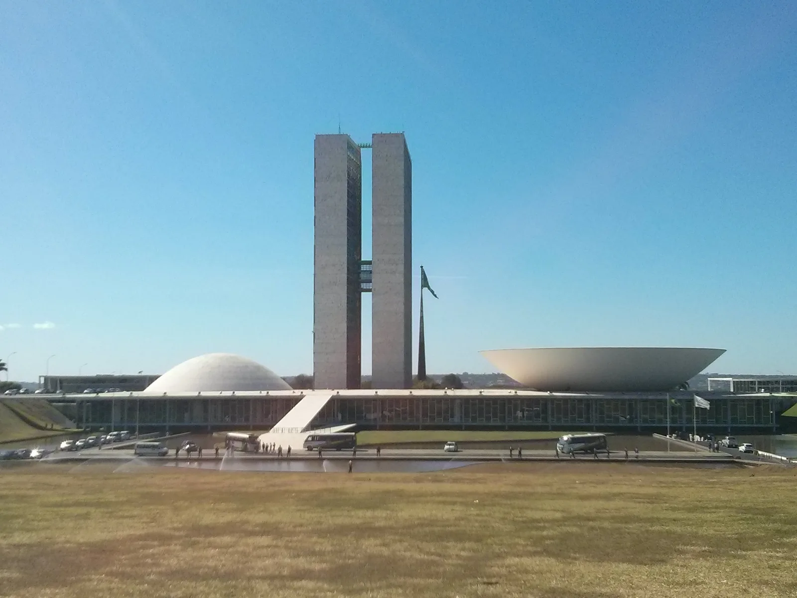 Fachada do Congresso Nacional, em Brasília, com as duas torres e as cúpulas do Senado e da Câmara.