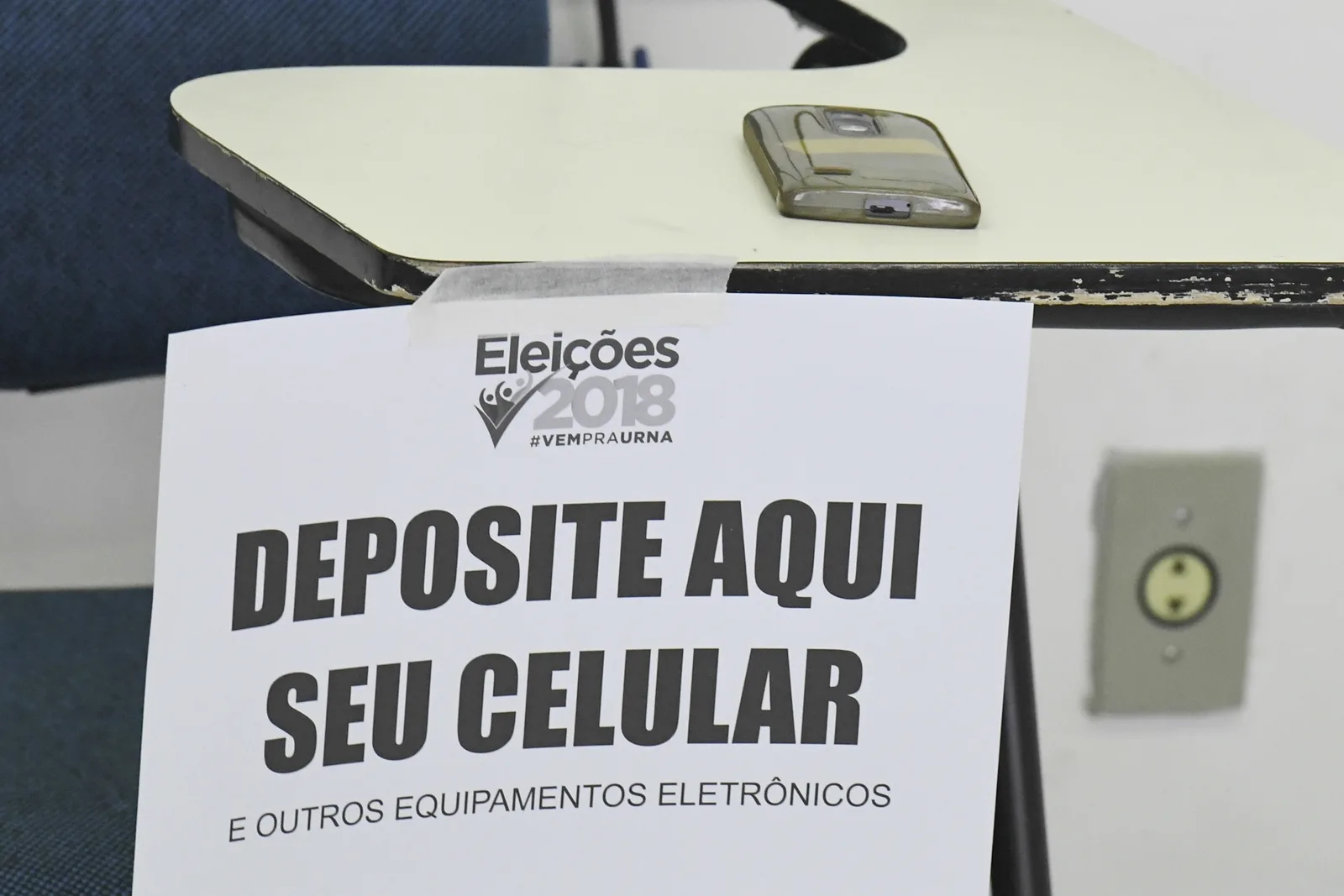 Eleitor identifica-se com o e-Título antes de entrar na cabine de votação, em seção eleitoral de Águas Claras (DF), nas eleições de 2018.