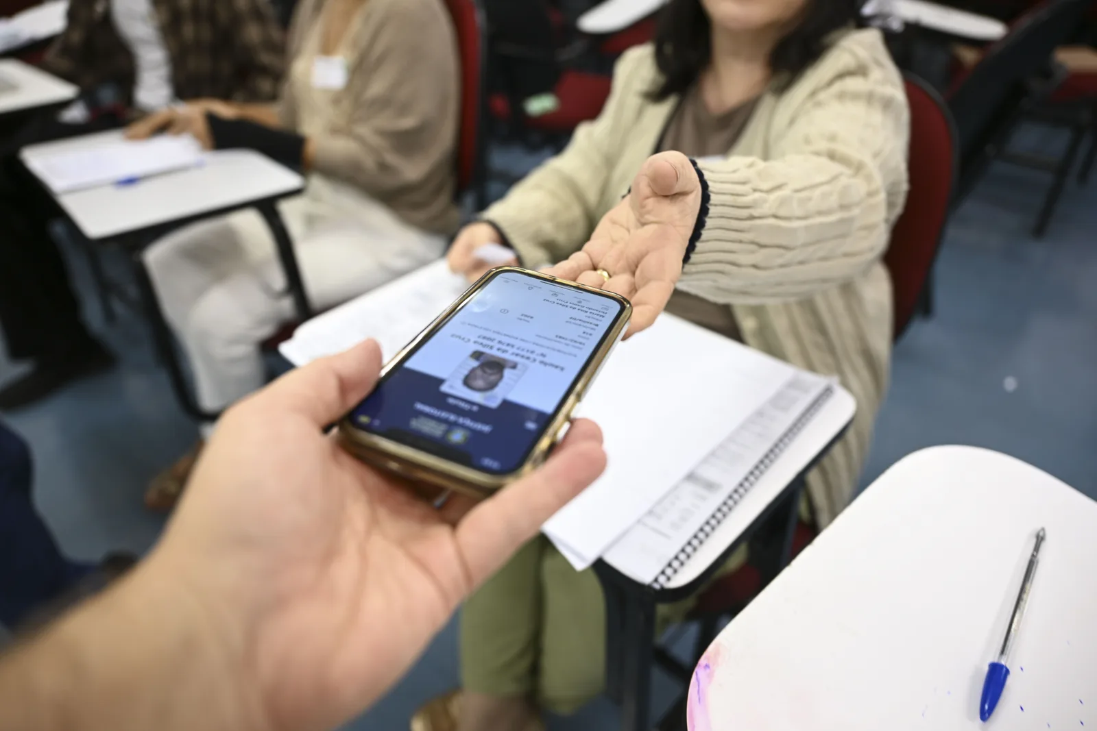 Eleitor vota em seção eleitoral no primeiro turno de 2026