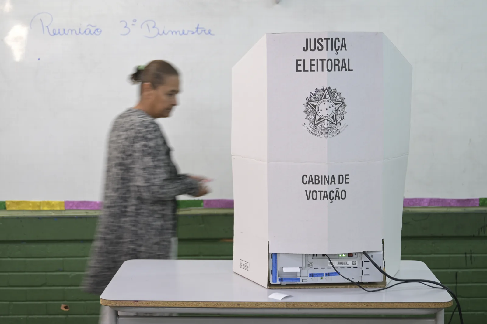 Movimento de eleitores em seção eleitoral durante o primeiro turno das eleições de 2026.