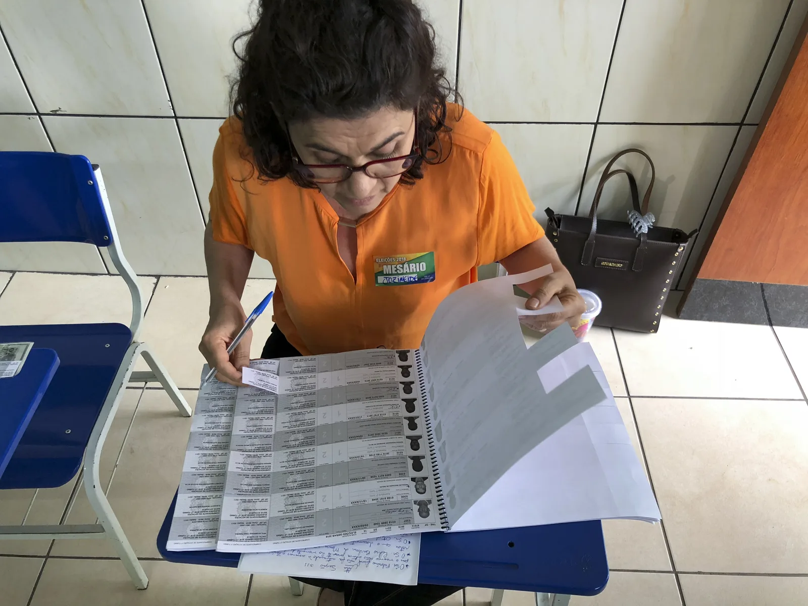 Mesário em atuação em seção eleitoral no Distrito Federal durante o primeiro turno das eleições de 2018.