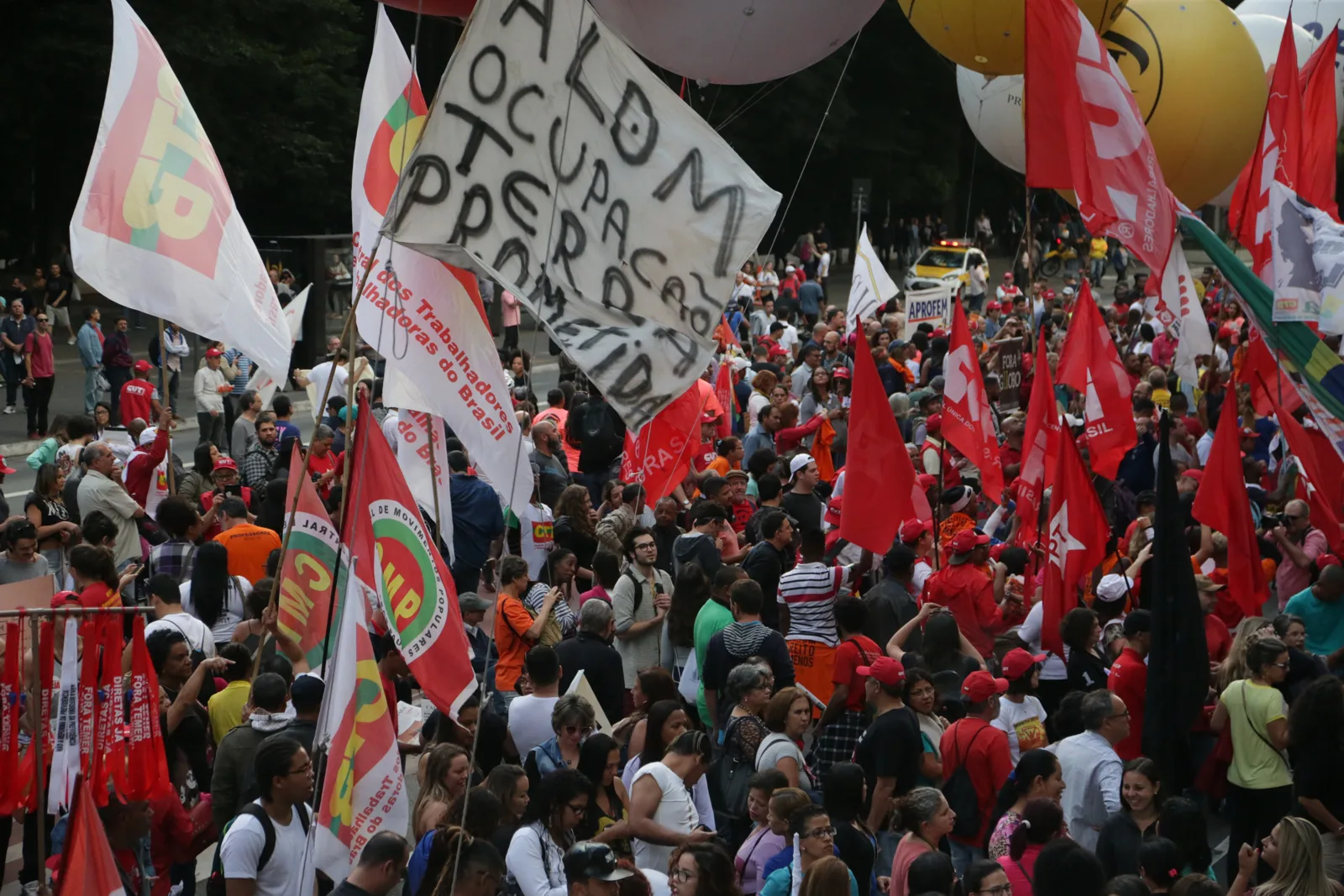 Manifestantes na avenida Paulista durante ato de greve geral em São Paulo, em 30 de junho de 2017.