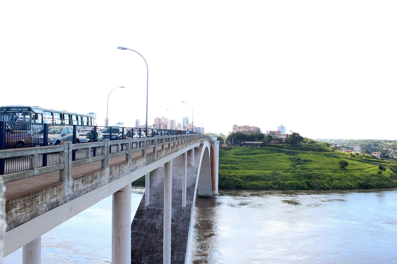 Ponte da Amizade, entre Foz do Iguaçu (PR) e Ciudad del Este (Paraguai), com ônibus e carros na travessia