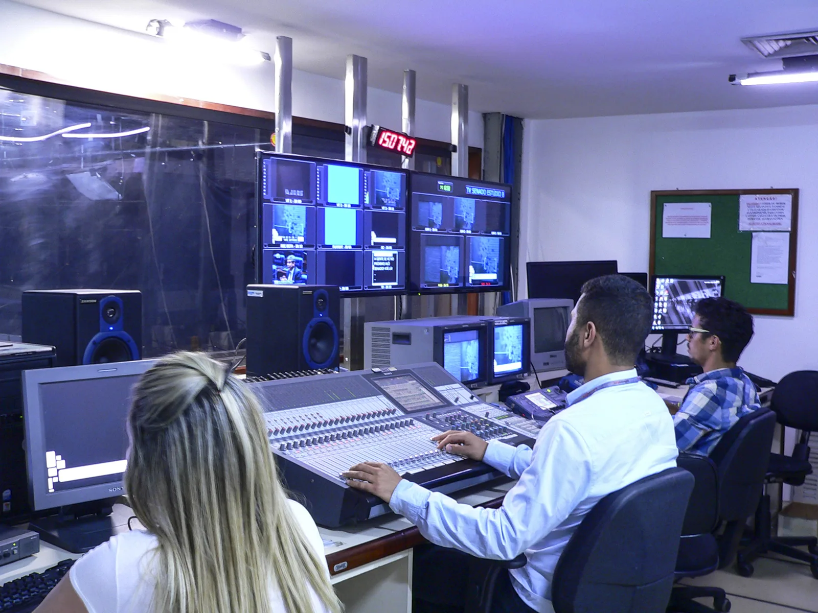 Estúdio de televisão com equipe técnica durante gravação de programa, TV Senado, Brasília.