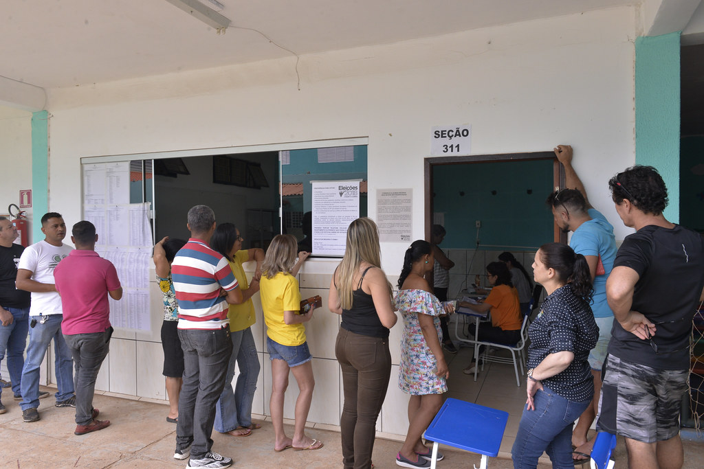 Eleitores aguardam atendimento em uma seção eleitoral
