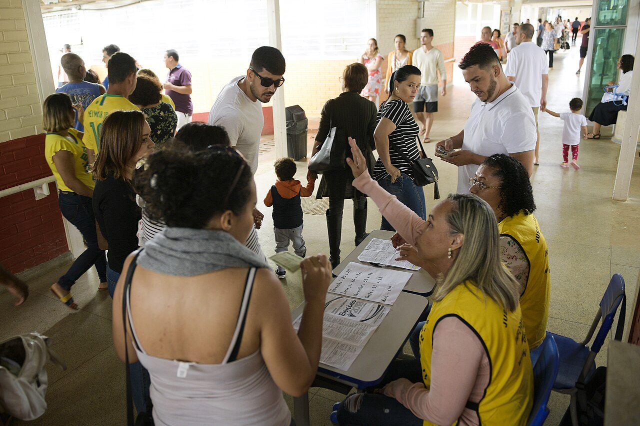 Eleitores aguardam para votar em seção eleitoral