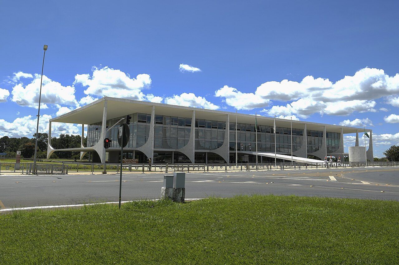 Fachada envidraçada e colunas do Palácio do Planalto vistas da rua.