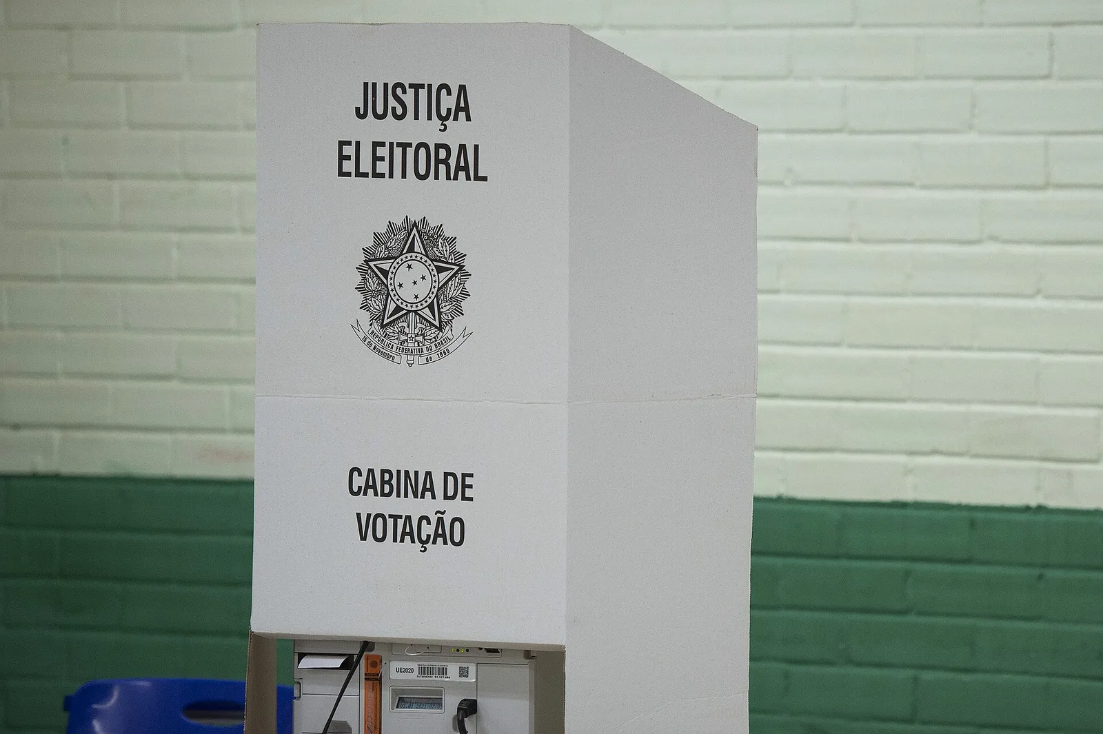 Cabine de votação da Justiça Eleitoral com urna eletrônica no segundo turno de 2022. Foto de arquivo, ilustrativa; não registra a votação no exterior em 2026.
