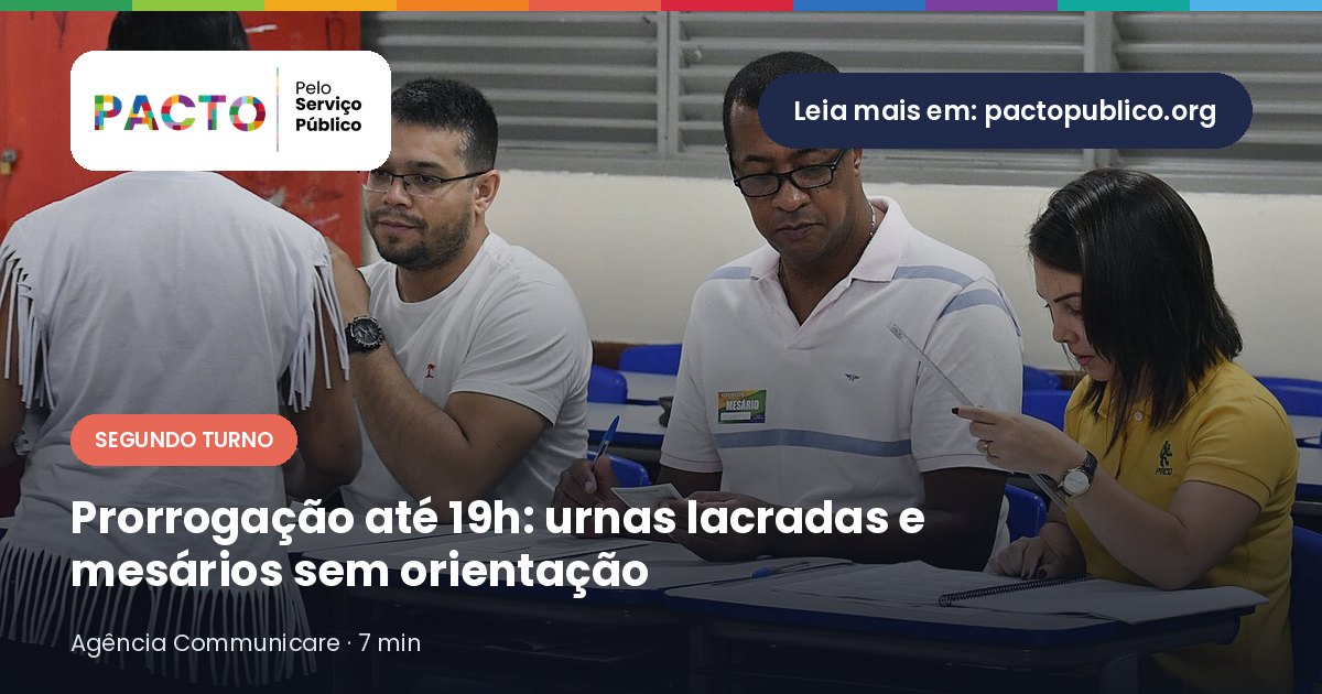 Mesários sentados atrás de uma mesa atendem uma eleitora em seção eleitoral instalada em escola