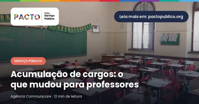 Sala de aula de escola estadual com carteiras, cadeiras vermelhas e quadro verde, sem alunos