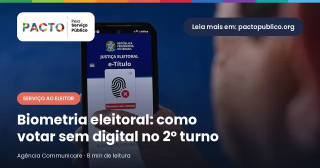 Mão segura celular com a tela do aplicativo e-Título e o ícone de impressão digital da Justiça Eleitoral
