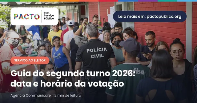 Eleitores aguardam em fila no corredor externo de uma escola de paredes vermelhas em dia de segundo turno