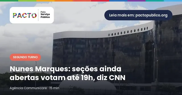 Edifício-sede do Tribunal Superior Eleitoral em Brasília, prédio curvo de vidro escuro ao lado de duas cúpulas brancas