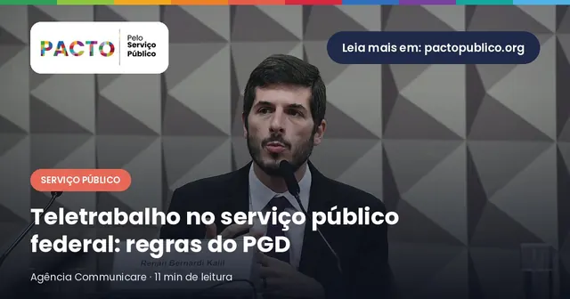 Homem de terno fala ao microfone em mesa de comissão do Senado, diante de painel de parede geométrico.